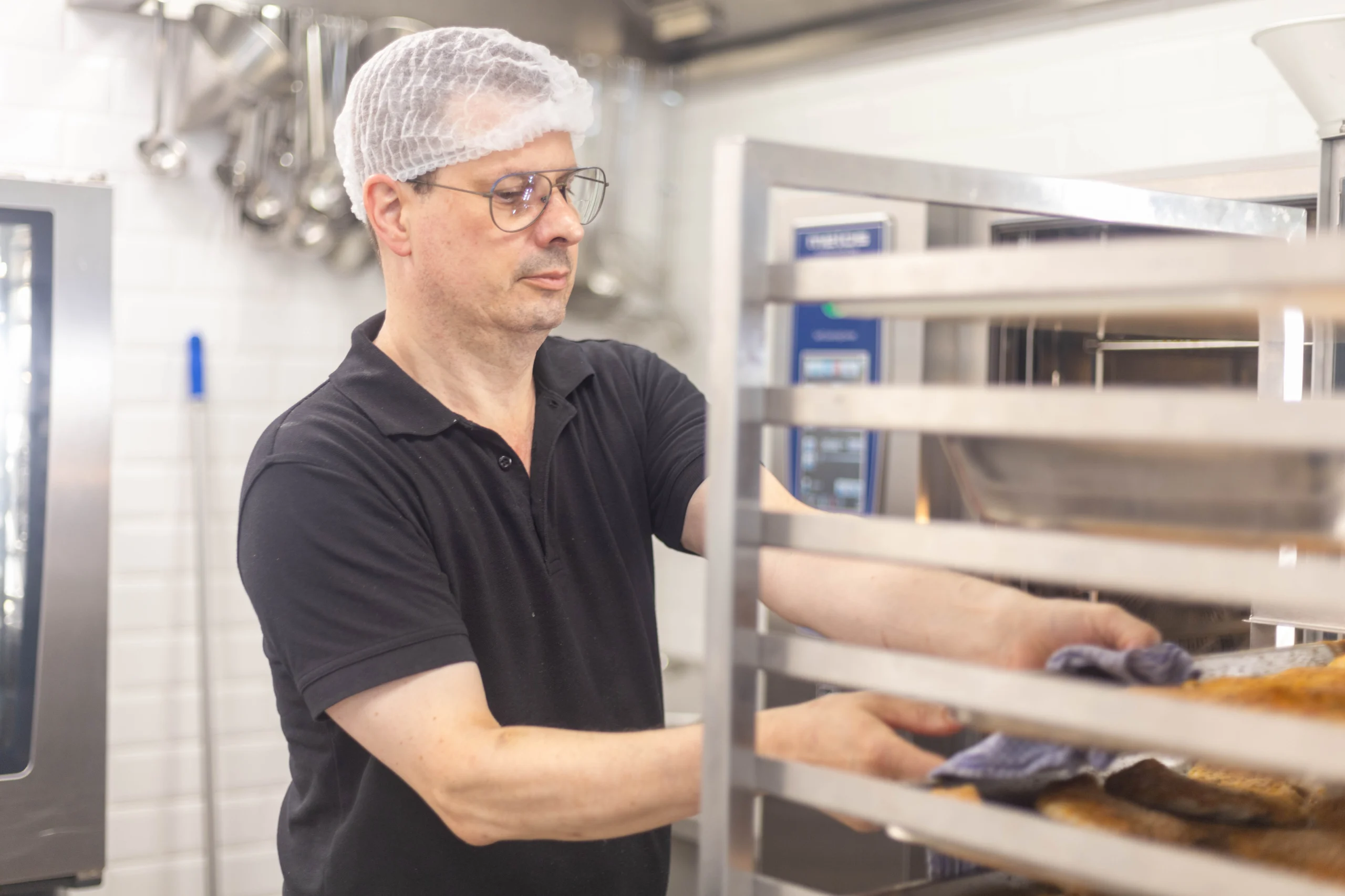 Voorkant van Maanderzand woonzorgcentrum in Ede met groene bomen en een heldere lucht