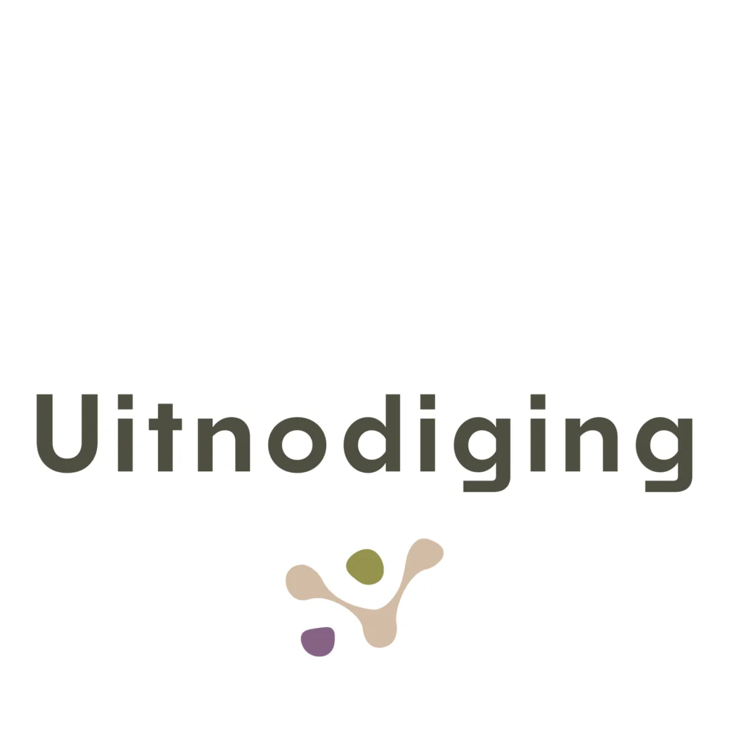 Uitnodiging met donker woord 'Uitnodiging' in het midden, kleurrijke abstracte beige, groene en paarse vormen op witte achtergrond